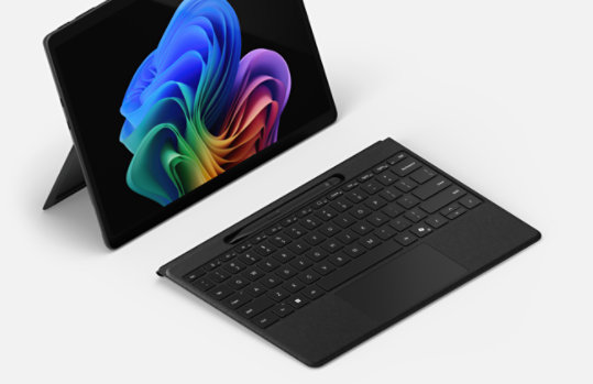 Een zijaanzicht toont een Surface Pro Flex-toetsenbord met Slim Pen voor zakelijk gebruik losgekoppeld van een Surface-apparaat. 