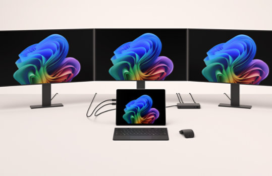 Um Surface Pro para Empresas ligado a três monitores externos.