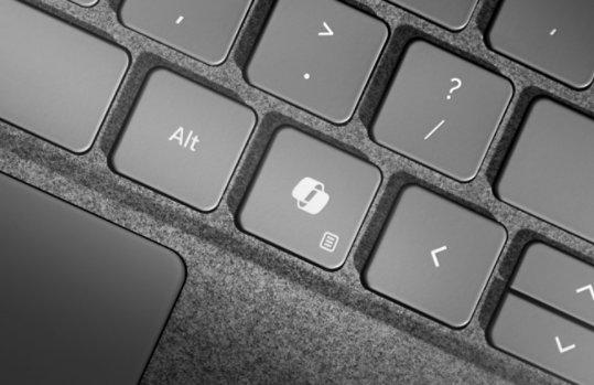Um primeiro plano da tecla Copilot dedicada num Teclado Flex para Surface Pro de 13 polegadas para Empresas.