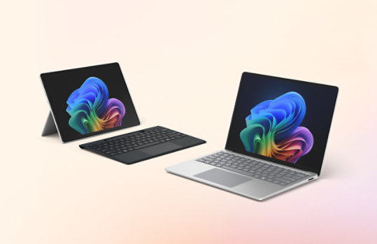 Un Surface Laptop pour l’entreprise de couleur platine et une Surface Pro pour l’entreprise avec un clavier Surface Pro Flex de couleur noire.