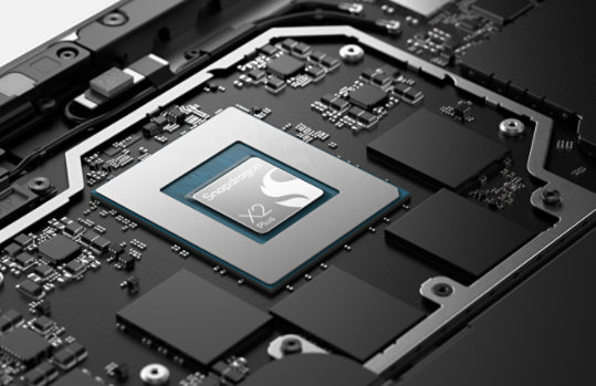 Vista aproximada do chip Snapdragon® X2 Plus na placa principal do Surface Pro para Empresas.