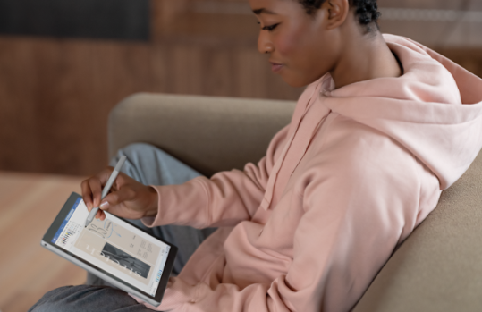 Een persoon gebruikt een Surface Pen om op het touchscreen van een Surface Pro 7 te schrijven.
