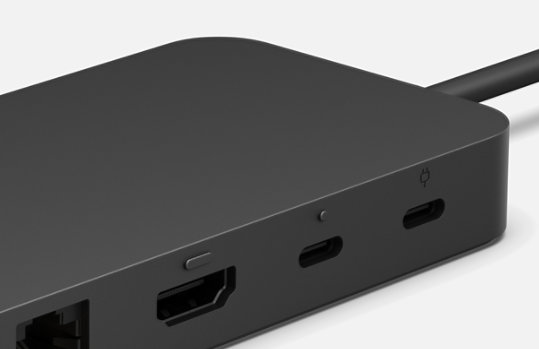 Een close-up van enkele van de poorten van de Surface USB4-dockingstation voor zakelijk gebruik en hun tactiele indicatoren.