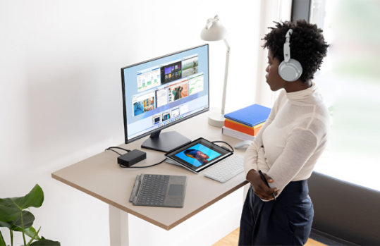 Una persona usa Surface Pro 8 como el centro de su estación de trabajo.