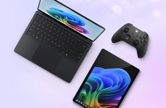 Surface Laptop 7 e Surface Pro 11 con Copilot e un controller Xbox.