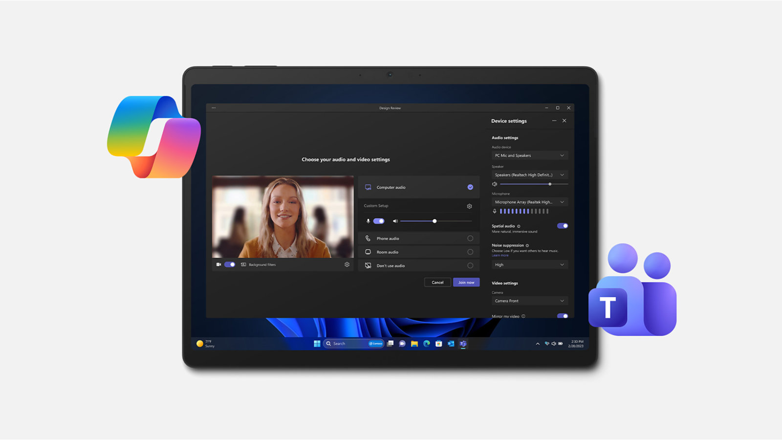 Een persoon past zijn camera- en microfooninstellingen aan voordat hij deelneemt aan een Teams-gesprek, omringd door het Copilot- en Teams-logo, wat suggereert hoe AI-kracht kan worden gebruikt in Teams.