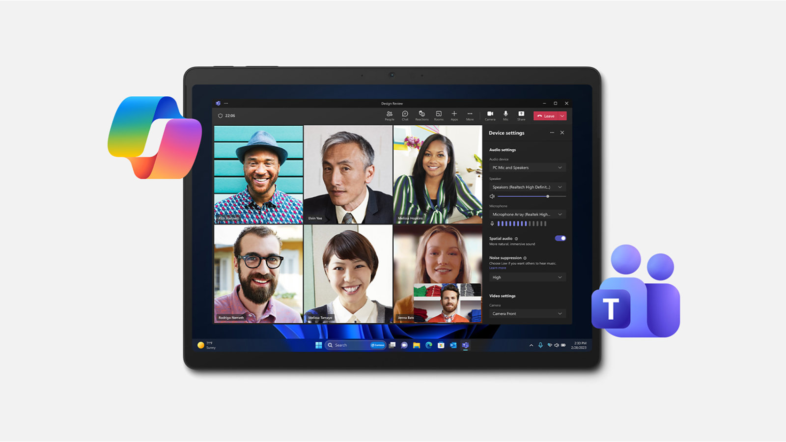 Een persoon zit in een Teams-gesprek, omringd door het Copilot- en Teams-logo, wat suggereert hoe AI-kracht kan worden gebruikt in Teams. 