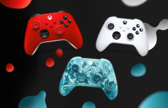 Ein Xbox Wireless Controller in Robot White, Pulse Red und Ice Breaker Special Edition.