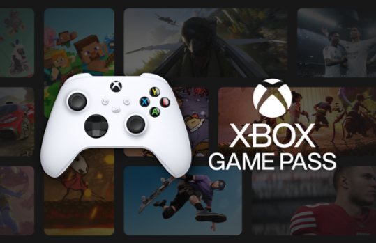 Een witte XBOX-controller en game-art uit games die zijn inbegrepen bij XBOX Game Pass.