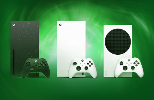 Eine Xbox Series X Konsole in Schwarz und Weiß, sowie eine Xbox Series S Konsole in Weiß.