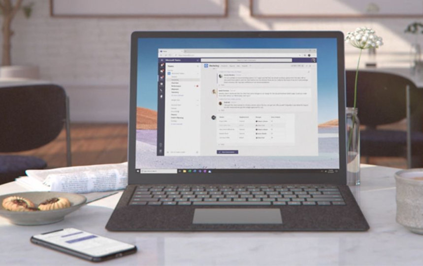 Microsoft 365 sur un écran d’ordinateur portable dans un espace de travail commun.