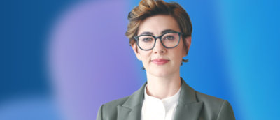 Una mujer con gafas sonriendo.