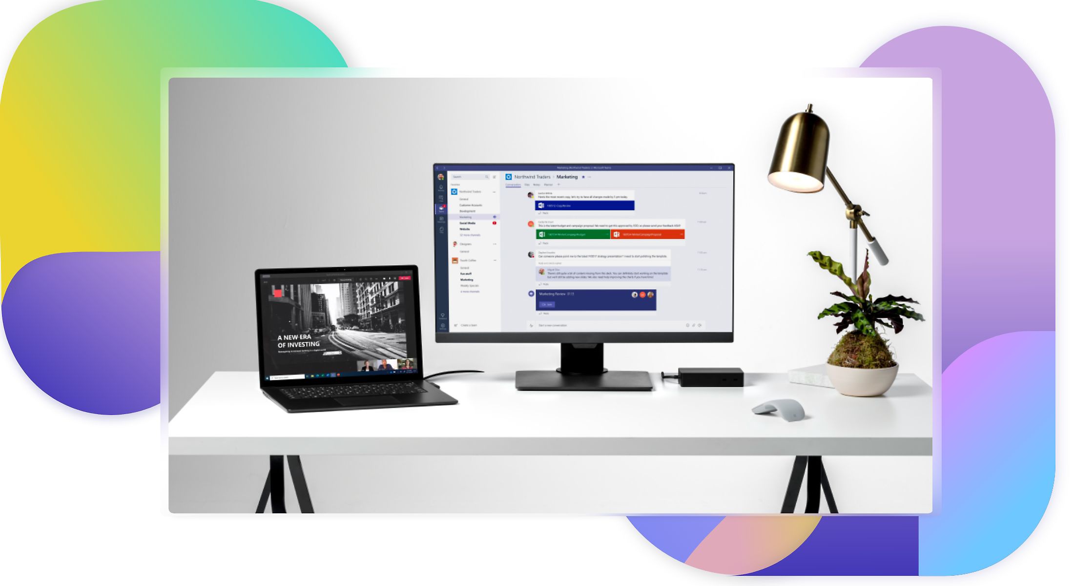 Un birou cu un laptop și un monitor desktop afișând o prezentare cu apeluri video Teams și o conversație în Teams.
