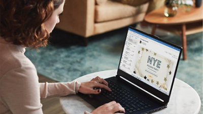 Una persona che usa Outlook su un portatile per visualizzare un invito per capodanno.