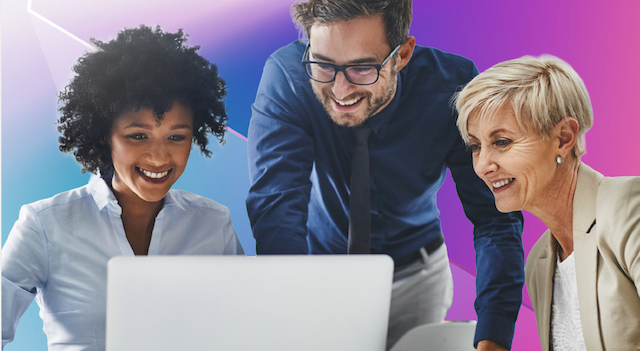 Drei Personen arbeiten gemeinsam an einem Laptop. Der Hintergrund zeigt einen farbenfrohen Farbverlauf von Blau zu Pink.