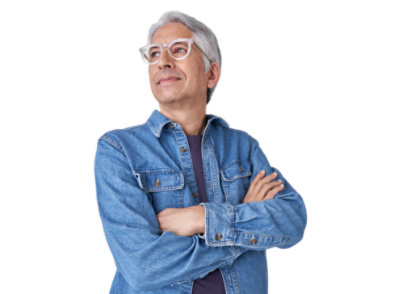 안경을 쓰고 가슴에 손을 얹은 남성.