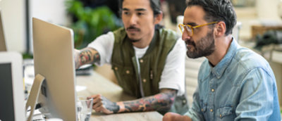 مجموعة من الرجال ينظرون إلى شاشة الكمبيوتر