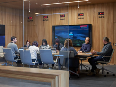 在會議室中討論的一群人