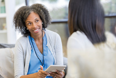 Ein Arzt, der einer Patientin die Hand schüttelt.
