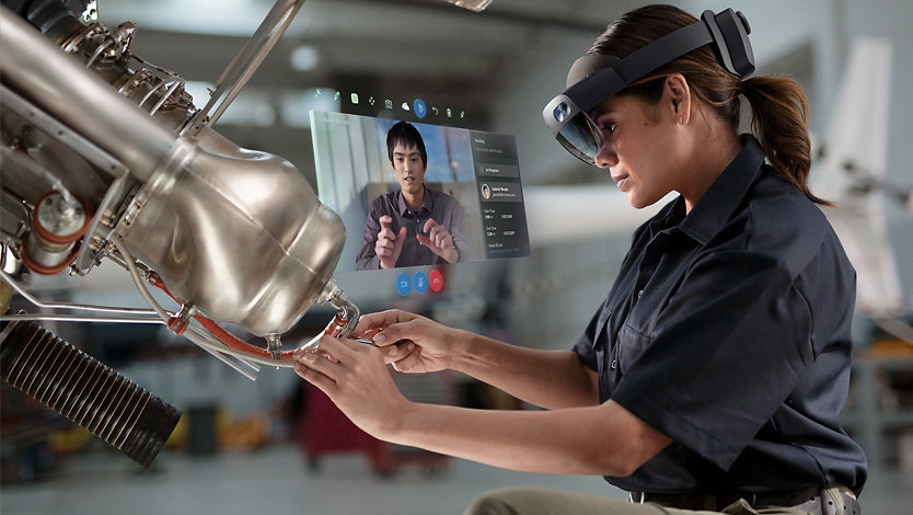 Eine Frau arbeitet an einer Maschine mit Hilfe einer HoloLens 2