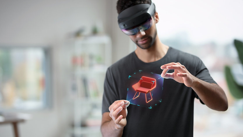 Entwickler mit einem HoloLens 2-Gerät