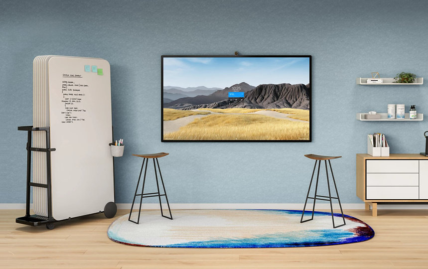 Un Surface HUB 2S 85'' en el soporte de pared en un entorno de oficina.