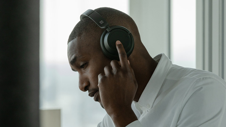 Person wearing the Surface Headphones 2 in Black.