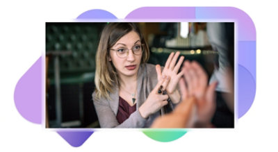 Personne utilisant la langue des signes pour communiquer.