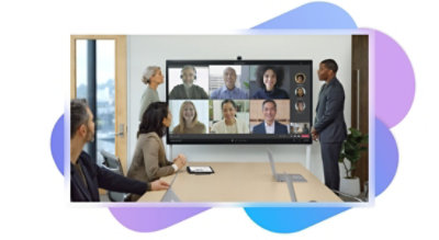 Groupe de personnes dans une salle de réunion participant à un appel Teams via le téléviseur monté sur le mur derrière elles.