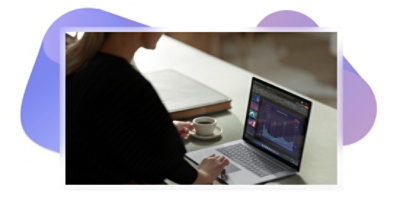 Personne éditant une présentation PowerPoint sur un ordinateur portable.