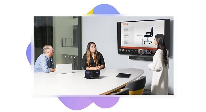 Tres personas en una sala de reuniones miran una presentación en una llamada de Teams en una televisión en la pared.