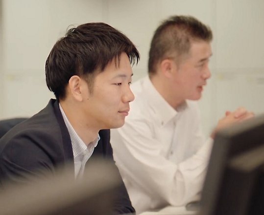 Werknemers kijken naar computerschermen bij een bank