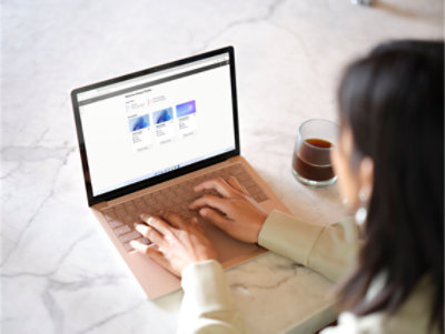 فتاة تعمل مع جهاز كمبيوتر محمول