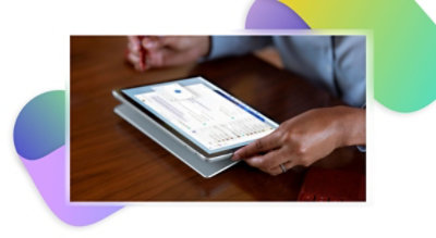 Tablet yang menampilkan percakapan di Teams.