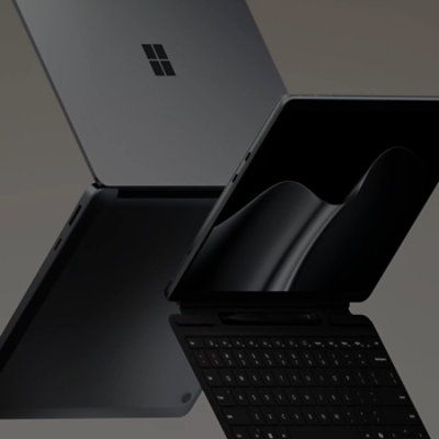 Os mais recentes Surface PCs, apresentados costas com costas e suspensos — um Surface Laptop e um Surface Pro, ambos na cor Platina.
