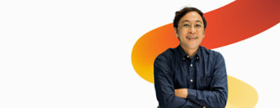 Un hombre con gafas sonriendo.