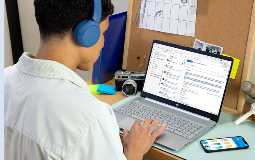  A college student uses Outlook on his laptop.