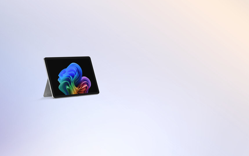 Un Surface Pro da 12 pollici di colore viola con tastiera coordinata.