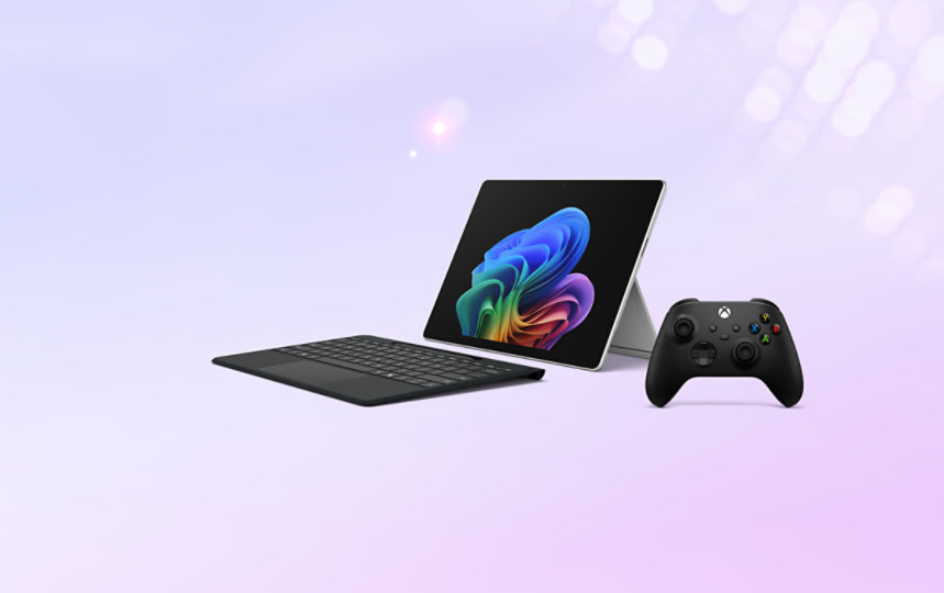 Surface Pro Copilot + PC und Tastatur neben einem Xbox-Controller.