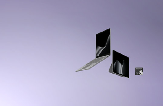 En flytande Surface Laptop, 13 tum (2:a utgåvan) och Surface Pro, 12 tum (2:a utgåvan), båda i färgen Platina.