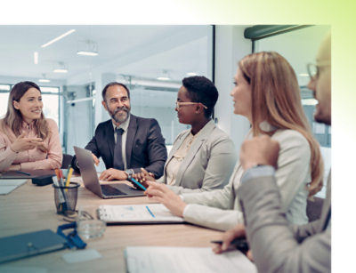 现代办公室中四位专业人员在互相交谈。