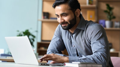 Eine Person, die auf einen Computerbildschirm schaut