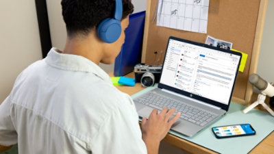  A college student uses Outlook on his laptop.