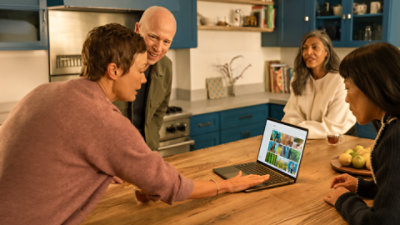 Žena koristi prijenosno računalo sa sustavom Windows 10 s OneDriveom