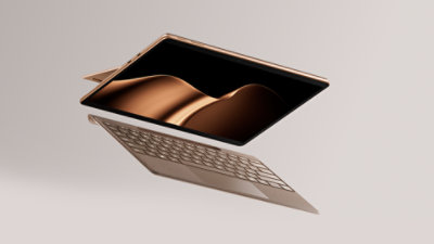 悬浮展示的 Surface Pro 搭配 Surface Pro 13 英寸 Flex 键盘盖，二者均为沙漫金。