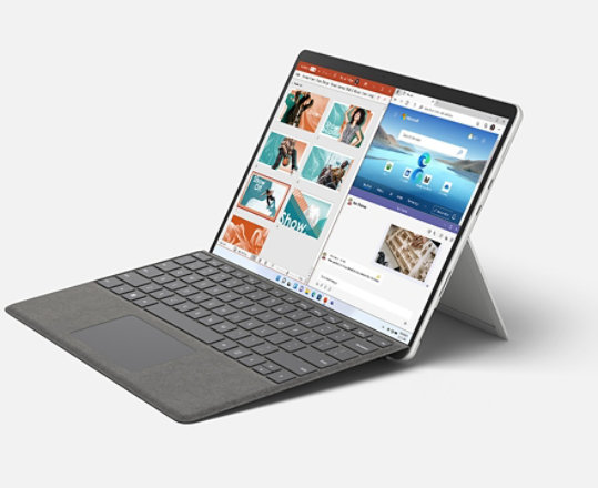 Un Surface Pro 8 en modo de portátil.
