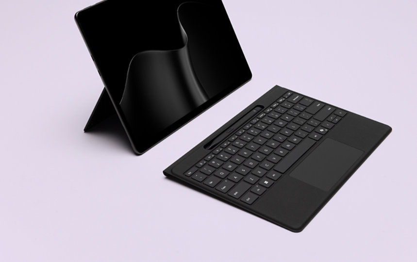 Vue inclinée d’un clavier Flex pour Surface Pro 13 pouces avec stylet Slim Pen, détaché, et d’une Surface Pro de couleur noire.