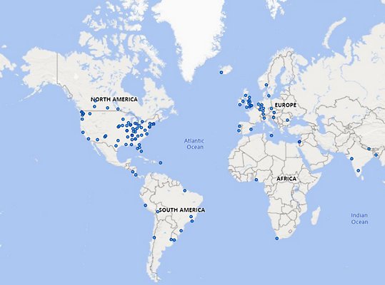 Une carte du monde avec des épingles un peu partout.