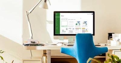 Стіл із монітором комп’ютера, на якому відкрито вікно створення проекту в Microsoft Project