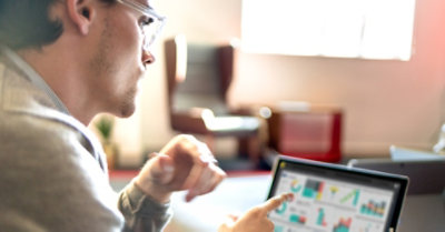 Personne pointant des données affichées dans Project sur une tablette